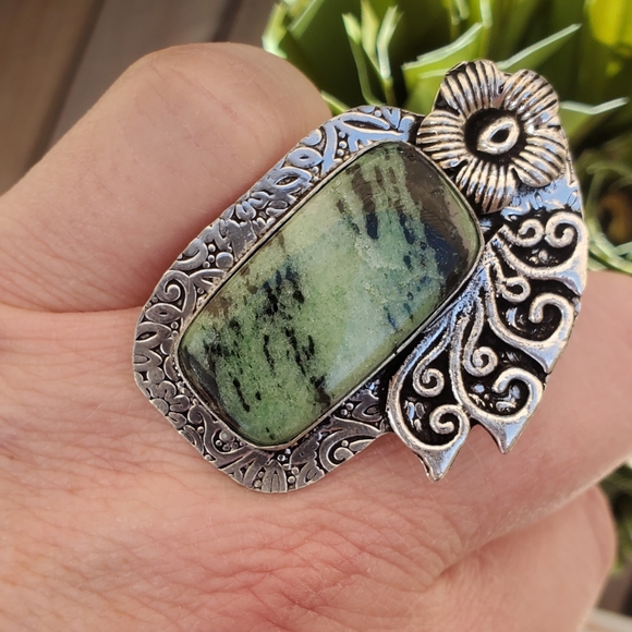 New Ruby Zoisite Carved 925 Silver Statement Ring. - Picture 2 of 16